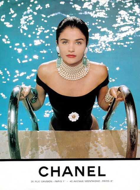 Pool galmour. 90s. Chanel Ad, Dorothy Dandridge, Mode Editorials, Pool Fashion, Mode Chanel, 90s Supermodels, Helena Christensen, Makijaż Smokey Eye, Vogue Australia