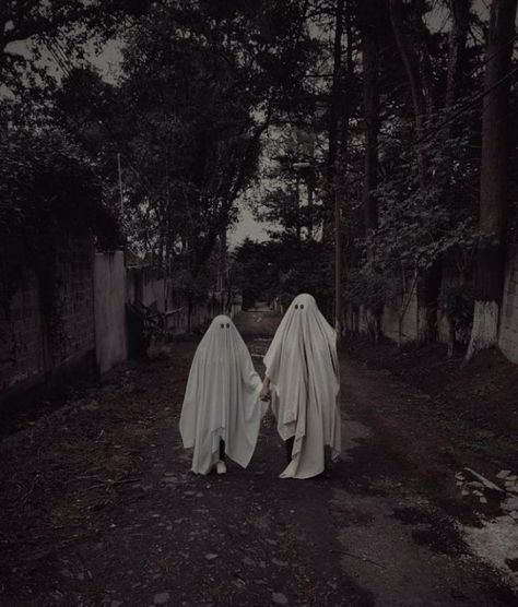 Friends Grp Dp, Sheet Ghosts, 9:16 Wallpaper, Ghost Photoshoot, Ghost Photography, Halloween Photography, Ghost Story, Halloween Costumes Friends, Ghost Pictures