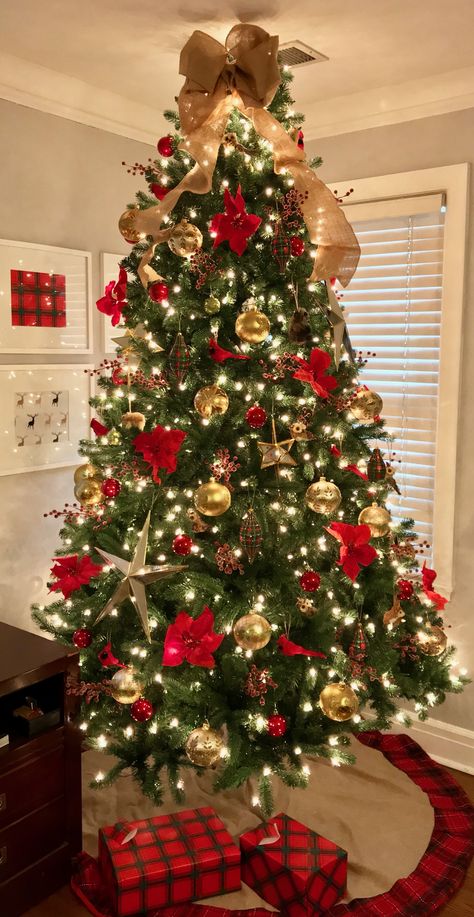 Red Gold Christmas, Christmas Tree Inspo, Red And Gold Christmas Tree, Gold Christmas Tree Decorations, Christmas Tree Decorating Themes, Elegant Christmas Trees, Creative Christmas Trees, Christmas Tree Decorations Diy, Christmas Tree Inspiration