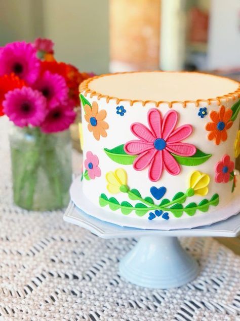 Mexican Bridal Shower Cake, Mexican Flower Cake, Mexican Cake Decoration, Simple Mexican Theme Cake, Mexican Cake Ideas, Mexican Embroidery Cake, Mexican Birthday Cake, Fiesta Theme Cake, Mexican Theme Cake