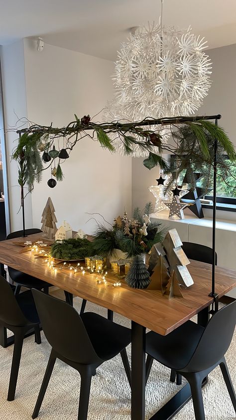 Christmas Table Arch Decor, Table Arch Christmas, Christmas Table Arch, Deco Ramadan, Christmas Table Set Up, Penny Table, Circle Dining Table, Restaurant Layout, Christmas Arch