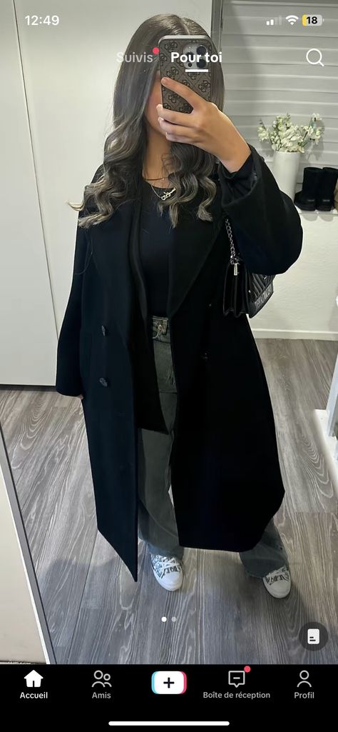 Outfit Manteau Noir, Ootd Jean Noir, Outfit Manteau Long Noir, Trench Noir Outfit, Outfit Jean Noir, Black Coat Outfits For Women, Black Trenchcoat Outfit, Black Winter Coat Outfit, Long Leather Jacket Outfit