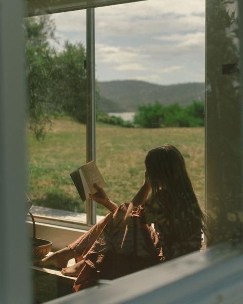 Reading In Nature, Quiet Girl, The Quiet Ones, Improvement Books, Shake Off, They Left, Books For Self Improvement, Peaceful Life, Trik Fotografi