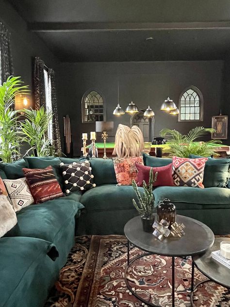 Kirstie and Martin’s all black living room- Dream Home makeovers All Black Living Room, Retro Living Room Ideas, Modern Gothic Interior Design, Modern Gothic Interior, Gothic Interior Design, Funky Living Rooms, Sophie Robinson, Retro Living Room, Gothic Interior