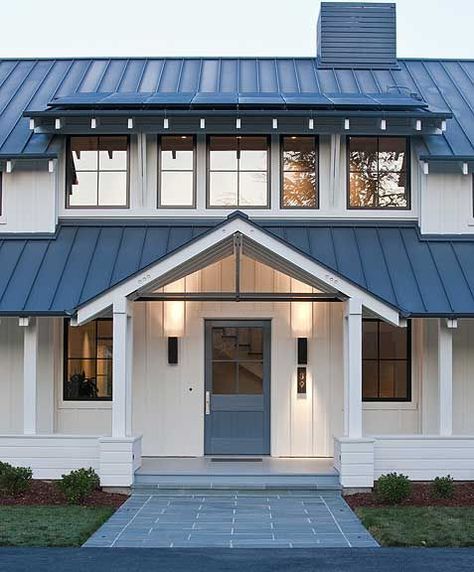 Farmhouse Exterior Colors, Farmhouse Style Exterior, Metal Roof Houses, Eksterior Modern, Farmhouse Exterior Design, Farmhouse Architecture, Blue Roof, Farm House Colors, Casa Exterior