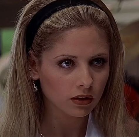 Buffy Makeup Looks, Buffy Summers Makeup, Buffy Summer Makeup, Buffy The Vampire Slayer Hairstyles, Buffy Makeup, Buffy Season 2 Hair, Buffy Summers Hair, Buffy Halloween, Buffy Hair Season 2