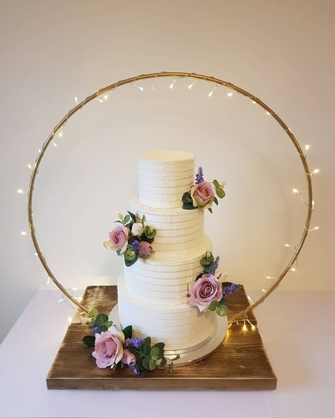 Diy Floral Hoop, Floral Hoop Wedding, White And Gold Decor, Wedding Hoop, Wedding Chandelier, Prettiest Bouquet, Wedding Anniversary Cake, Floral Hoops, Cake Display