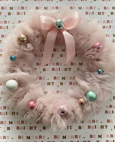 Tulle Christmas Wreaths, Tulle Christmas Ornaments, Crafts With Tulle, Pink Holiday Decor, Tulle Christmas Decorations, Pink Xmas Decorations, Pink Xmas Decor, Christmas Tulle Wreath, Pink Vintage Christmas