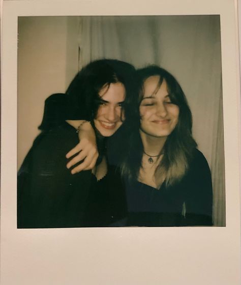 Best friends Cute Polaroids With Friends, Polaroid Of Friends, Work Besties Aesthetic, Polaroid Picture Poses Best Friends, Best Friends Polaroid Pictures, Poloroid Pictures Ideas Best Friend, Friend Polaroid Pictures Aesthetic, Bff Polaroid Pictures, Polaroid Picture Ideas With Friends