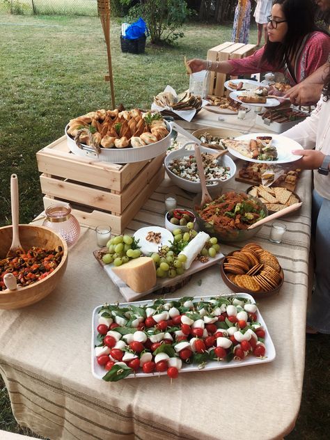 Garden Bbq Party Decorations, Garden Party Catering Ideas, Picnic Food Set Up, Boho Backyard Engagement Party, Picnic Style Party Food, Picnic Style Wedding Food, Engagement Party Food Ideas Backyard Bbq, Engagement Party Snack Table, Bbq Table Set Up