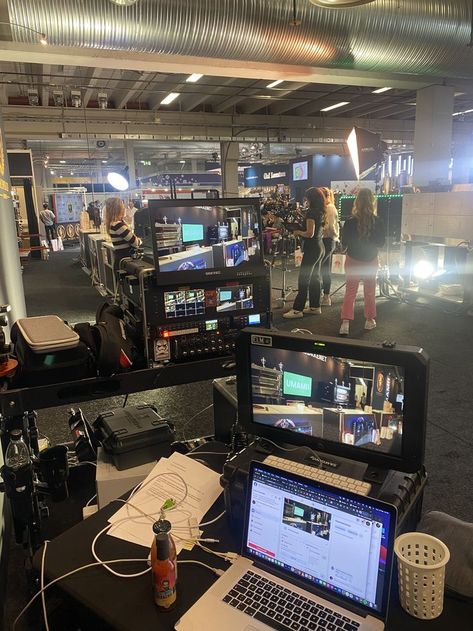 Behind the scenes shared by @guerillafilmmakers Monitor: SEETEC SC173-HSD-56 #seetecmonitor #broadcastmonitor #visionmixer #videodirector #cameramonitor #videomonitor #cameraview #cameraman #contentcreate #filmmaking #cameraoperator #camerarig #Producer #filmmaker #monitor #switcher #camerasetup #videoproduction #videoproductioncompany #streaming #streamingsetup Acting On Set Aesthetic, Tv Producer Aesthetic, Video Production Aesthetic, Tv Production Aesthetic, Cameraman Aesthetic, Film Producer Aesthetic, Videographer Aesthetic, Filmmaker Aesthetic, Production Aesthetic