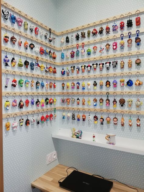 Retail Keychain Display, Keyring Collection Display, Key Ring Display Ideas, Keychain Holder Wall, Keyring Display Ideas, Keychain Collection Display Ideas, How To Display Keychains, Keychain Holder Diy, Keychain Display Ideas