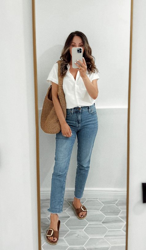 Womens Essentials Wardrobe, Boss Mom Outfits, Cute Simple Mom Outfits, Work Outfits Women Boutique, Relaxed Classic Style Fashion, Mom Spring Fashion, Buissnes Casual Outfits Summer, Spring Simple Outfits, Neutral Casual Outfits Simple