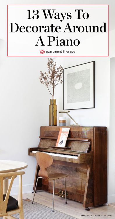 13 Ways to Decorate Around a Piano. It's a unique problem, but no less worthy of attention than how to dress a gallery wall or what to do when your kitchen's too small. The presence of a piano in the room can be seriously demanding on decor. Here are more than a dozen rooms who've mastered it. Piano Sitting Area, Decorate Around A Piano, Piano Apartment, Upright Piano Decor, Piano Room Design, Piano Styling, Piano Room Decor, Piano Chair, Piano Living Rooms