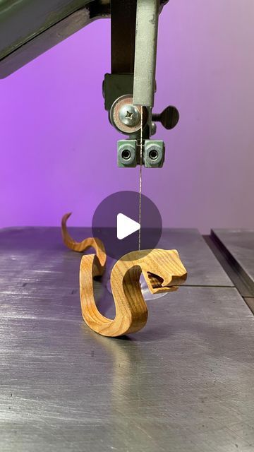 Easy Woodshop Projects, Wooden Snake, Bandsaw Projects Ideas, Simple Wood Carving Ideas, Woodwork Ideas, Wood Snake, Woodwork Projects, Band Saw Projects Ideas, Carved Wood