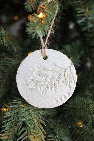 Natal, Diy Botanical Christmas Ornaments, Pressed Flower Ornaments Diy, Pressed Flower Ornaments, Evergreen Ornaments, Clay Ornaments Diy, Diy Clay Ornaments, Botanical Ornaments, Flower Christmas Ornaments