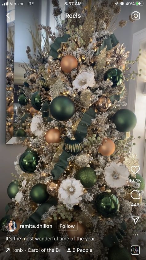 Christmas Tree Ideas 2023, Green Christmas Decorations, Green Christmas Tree Decorations, Christmas Tree Decorating Themes, Elegant Christmas Trees, Creative Christmas Trees, Christmas Tree Decorations Diy, Pencil Christmas Tree, Christmas Tree Inspiration