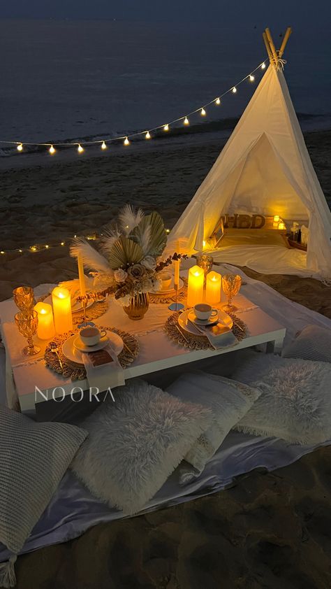 White boho Birthday picnic setup romantic date nights Romantic Beach Date Night, Birthday Picnic Aesthetic, Picnic Romantico, Sunflower Picnic, Dubai Birthday, Romantic Home Dates, Beach Date Night, Romantic Beach Picnic, Beach Picnic Party