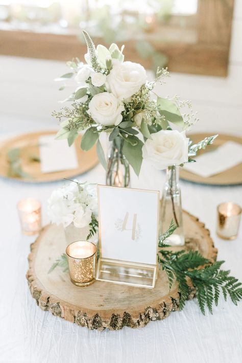 Tree Trunk Slices, Round Table Centerpieces, Wood Slice Centerpieces, Centerpieces Rustic, Round Wedding Tables, Rustic Wedding Decorations, Simple Wedding Centerpieces, Rustic Wedding Table, Rustic Wedding Centerpieces