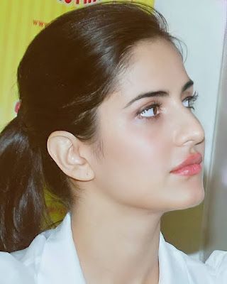 Katrina Kaif Photo, Simple Makeup Looks, Katrina Kaif, Bollywood Movies, Movies Online, Close Up, Follow Me, Long Hair Styles, Hair