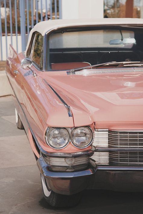 Pink Old Car, Pink Apps, Girlblogger Aesthetic, Pink Corvette, 1950s Car, Old Vintage Cars, Pink Cadillac, Lovely Car, Getaway Car