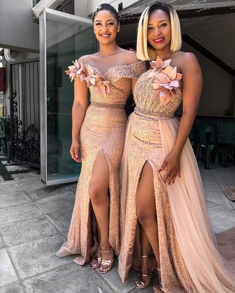 9,140 Likes, 33 Comments - Africa's Top Wedding Website (@bellanaijaweddings) on Instagram: “Double the beauty #BellaNaijaBridesmaids  Dresses @orapelengmodutle  #BellaNaijaWeddings…” Bridal Maid Dress, African Bridesmaid Dresses, African Weddings, Maid Of Honour Dresses, Bridesmaid Dress Styles, Maid Dress, African Design Dresses, Dream Wedding Dresses, African Dress