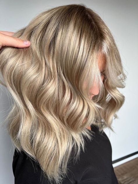 Shades Eq Blonde, Champagne Hair Color, Champagne Blonde Hair, Champagne Hair, Haircolor Ideas, Red Blonde, Brassy Blonde, Highlights Curly Hair, Redken Color