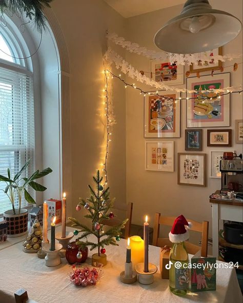 Aesthetic Christmas Apartment, Christmas Decor Flat, Christmas Aesthetic Small Apartment, Xmas Room Decor Aesthetic, Nyc Apartment Christmas Decor, Campus Apartment Decor, Christmas Studio Apartment, Christmas Room Decor Aesthetic Cozy, Xmas Apartment Decor