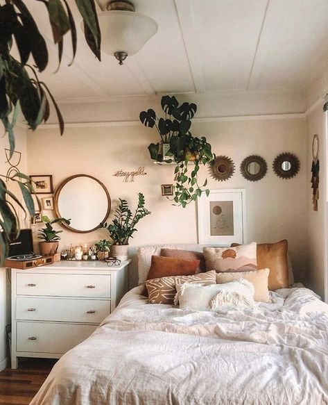 Room Ideas Apartment Bedroom, Boho Bedroom Wood, Small Bohemian Bedroom, Bedroom Clothing Storage, Decor Ideas Bedroom, Dekorasi Kamar Tidur, Redecorate Bedroom, Cozy Room Decor, Boho Room