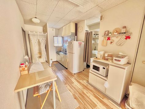 Aesthetic Japanese Apartment, Small Japanese Apartment Aesthetic, Japanese Mini Apartment, Inside Japanese Home, Cute Japanese Apartment, Solo Apartment Aesthetic, Japanese Tiny Apartment, Japanese Apartment Kitchen, Japan Apartment Aesthetic