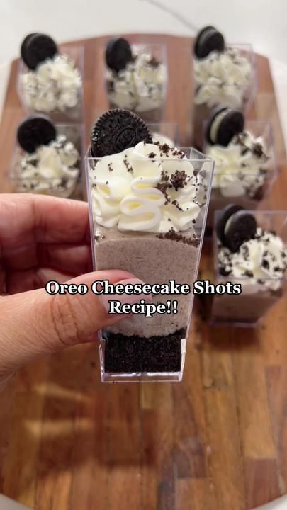 Oreo Cheesecake Shooters Dessert Recipes, Cheesecake Party Ideas, Oreo Cheesecake In A Cup, Oreo Shots Recipe, Shooter Recipes Dessert, Oreo Dessert Shooters, Mini Dessert Shooters Easy, Oreo Cup Dessert, Mini Cheesecake Shooters