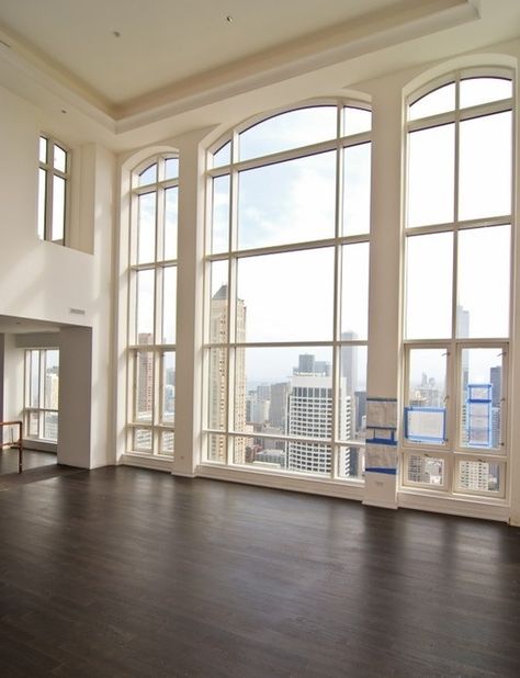 Would love an apartment like this, tall windows looking over an amazing city skyline Ruangan Studio, Penthouse Living, Dream Reality, High Windows, Chicago Apartment, Loft Living, Empty Room, Big Windows, Pool Design