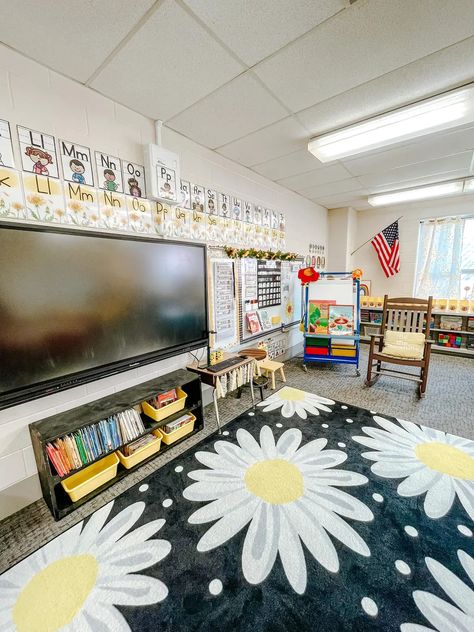 Teacher Carpet Area, Teacher Desk Setup, Teacher Desk Area Classroom Setup, Teacher Desk Area, Tk Classroom, Classroom Carpet, Teacher Desk Areas, Cozy Classroom, Classroom Carpets