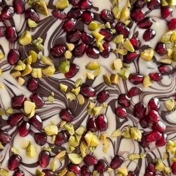 Crowded Kitchen on Instagram: "4-ingredient Pomegranate Pistachio Bark for Day 15 of our Recipe Advent Calendar! 🎄 This is such an easy one and the red & green make it a festive (and delicious!) snack or dessert. Here’s a fun little hack for pistachios: if you want them to look super green, pour them into a bowl, cover with boiling water and let sit for a minute or two. After that, the skins should pop right off! This is definitely not essential for this recipe, but the bright green makes it extra festive. Bookmark the RECIPE below and tag us if you make it! If you want to receive our recipes daily via email, sign up via the link in our bio. POMEGRANATE PISTACHIO CHOCOLATE BARK: ~16-20 servings Ingredients: 10 oz good quality dark chocolate* 10 oz good quality white chocolate* 1 Pistachio Bark, Chocolate Bark, Candy Making, 4 Ingredients, Chocolate Bar, Sweets Desserts, Christmas Treats, Pistachio, Yummy Snacks