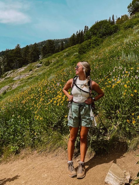 Stylish Hiking Outfit, Spring Hiking Outfits, Hiking Outfit Ideas, Backpacking Outfits, Granola Girl Outfits, Wander Outfit, Camping Outfits For Women, Cute Hiking Outfit, Hiking Fits