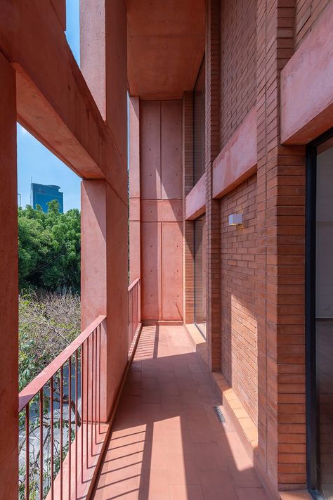 Red brick and concrete form CPDA's 139 Schultz in Mexico City Red Architecture, Concrete Facade, Concrete Forms, Brick Architecture, Brick Facade, Social Housing, Brick Building, City Apartment, Facade Architecture