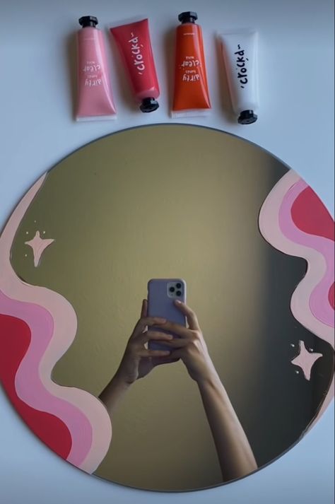 Mirror With Paintings Around It, Oval Mirror Painting Ideas, Painting Mirrors Ideas Diy, Mirror Painting Easy, Small Mirror Decorating Ideas, Round Mirror Painting Ideas, Circle Mirror Painting Ideas, Paint On Mirrors Ideas, Mini Mirror Painting