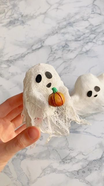 EK on Instagram: "Cute Halloween DIY!! 👻🎃✨ Ready to summon some ghostly fun this spooky season? 💫 In this video, I’m unveiling the secrets to creating your very own ghost decorations using just: • regular bandages • foil • a little bit of water • and PVA glue It’s the perfect way to add a touch of cuteness to your Halloween decor!! 🥰" Cute Halloween Diy, Diy Ghost Decoration, Ghost Crafts, Easy Diy Halloween Decorations, Ghost Diy, Halloween Ghost Decorations, Pva Glue, Halloween Room Decor, Adornos Halloween