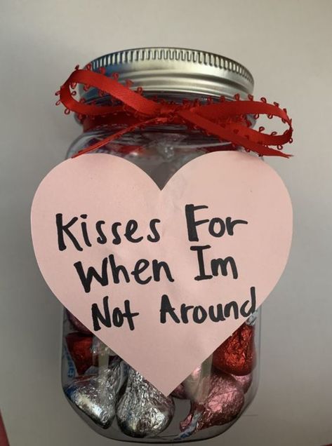 Jar Crafts For Kids, Hershey Kisses Gifts, Hershey Kisses Crafts, Upcycle Jars, Valentine Mason Jar, Flowers For Valentines Day, Jar Of Hearts, Easy Candles, Creative Gifts For Boyfriend