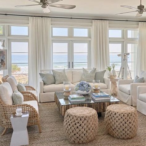 Coastal Style Living Room, Summer House Interiors, Beach Theme Living Room, Coastal Decorating Living Room, Furnitur Ruang Keluarga, Beach Living Room, Beach House Living Room, Beach House Interior Design, Interior Design Per La Casa