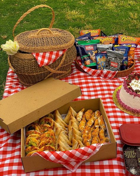 Picnic Food Packing Ideas, Picnic Food Ideas Aesthetic, Spring Date Ideas, Picnic Date Food, Date Ideas For Couples, Picnic Activities, Picnic Snacks, Food And Snacks, Picnic Birthday Party