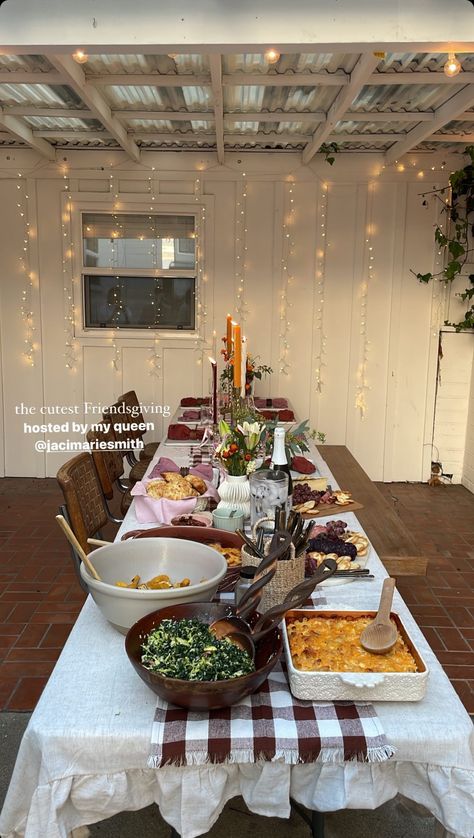 Friendsgiving Dinner Party Ideas Decor, Autumn Dinner Party Decor, Outside Friendsgiving, Hosting Aesthetic Dinner, Thanksgiving Party Aesthetic, Bon Appetit Thanksgiving, Hosting Thanksgiving In Small Home, Thanks Giving Hosting Ideas, Friendsgiving Outdoor