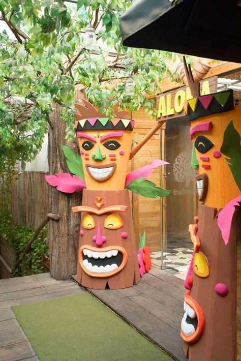 Luau / Hawaiian Birthday Party Ideas | Photo 26 of 26 Hawaiian Birthday Party Ideas, Hawai Party, Tropisk Fest, Roll Sliders, Tiki Masks, Hawaiian Roll, Hawaii Theme, Hawaiian Party Theme, Luau Party Decorations