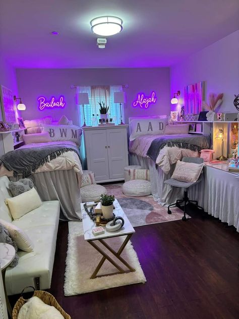 Marble Dorm Room Ideas, Apartment Style Dorm Room Ideas, Pink And Grey Dorm Room, Luxury Dorm, Collage Dorm Room, University Room, Luxury Dorm Room, Dorm Room Themes, Pretty Dorm Room