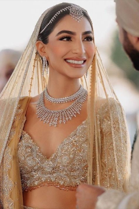 Indian Brides Jewelry, Isha Ambani, Bridal Accesories, Bridal Indian, Gold Lehenga, Lehenga Jewellery, Bridal Jewels, India Style, Indian Bride Outfits