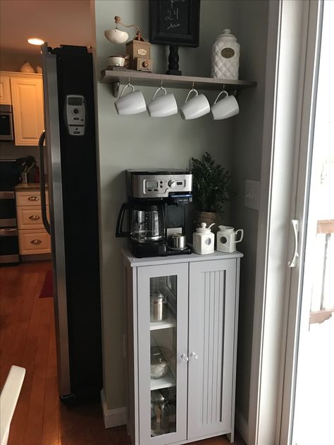 Caffe Station Bar Ideas, Coffee Bar Ideas Ikea, Corner Coffee Station, Corner Coffee Bar, Office Coffee Station, Wine Station, Balcon Mic, Office Coffee Bar, Diy Coffee Station