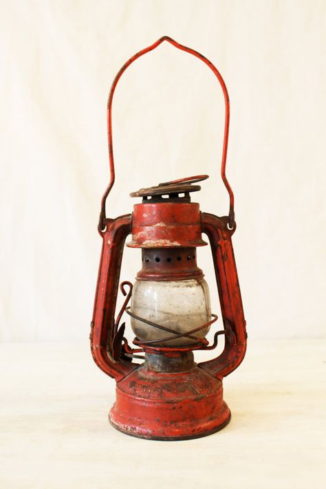 Lámpara de petróleo Railroad Lanterns, Camping Vintage, White Lantern, Old Lanterns, Red Lantern, Vintage Lanterns, Still Life Drawing, Vintage Objects, Still Life Art