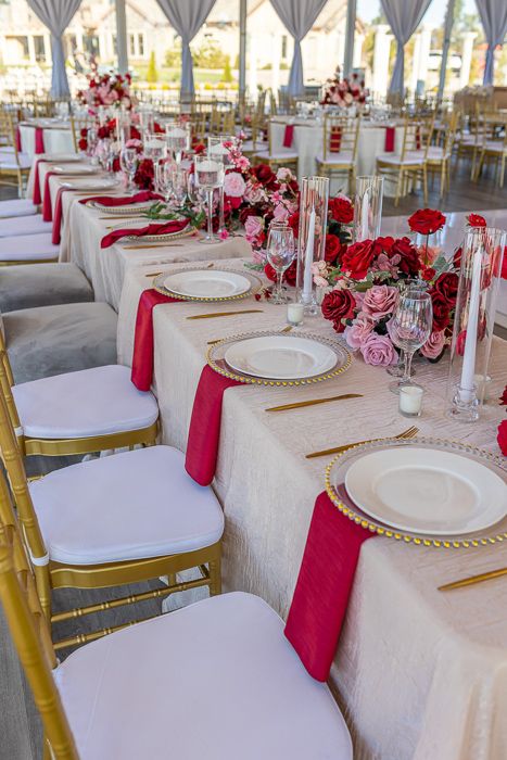 Party Set Up Ideas Layout, Red And Pink Wedding Flowers, Raspberry Wedding Color, Table Setting Romantic, Magenta Wedding Decorations, Red Table Decorations, Pink Party Tables, Red Table Settings, Pink Flower Centerpieces