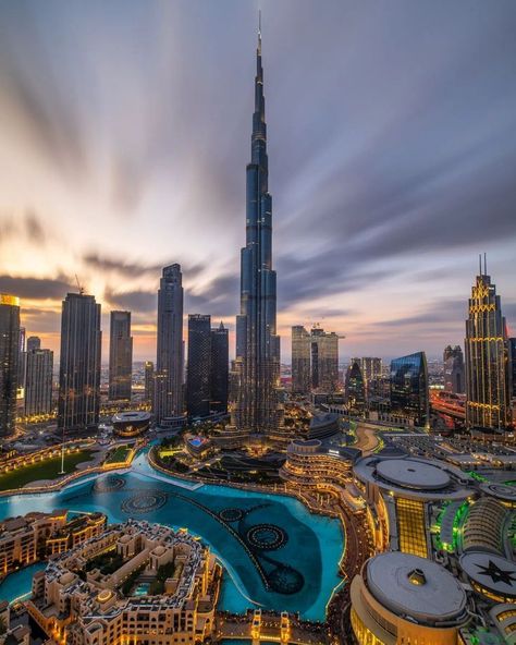 Explore the World's Tallest Building and Enjoy the stunning views from the Burj Khalifa By Emaar in Dubai 🌇 📷 emarati.83 #BurjKhalifa #Dubai #views #burjkhalifaview #burjkhalifadubai #dubaiburjkhalifa #travel #traveldiaries #traveldiaries2023 #traveldubai #dubaigram #dubai #dubailife #holidaysquare Dubai Views, Dubai Buildings, The Burj Khalifa, Khalifa Dubai, Dubai Tour, Dubai City, Dubai Life, Top Floor, Dubai Travel