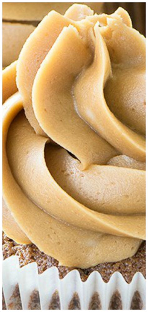 Coffee Cupcakes ~ Delicious coffee cupcakes that are easy to make and packed full of coffee flavour. Caramel Cake Icing, Carmel Cake, Salted Caramel Frosting, Caramel Treats, Coffee Buttercream, Frosting Recipes Easy, Coffee Cupcakes, Caramel Icing, Cake Frosting Recipe